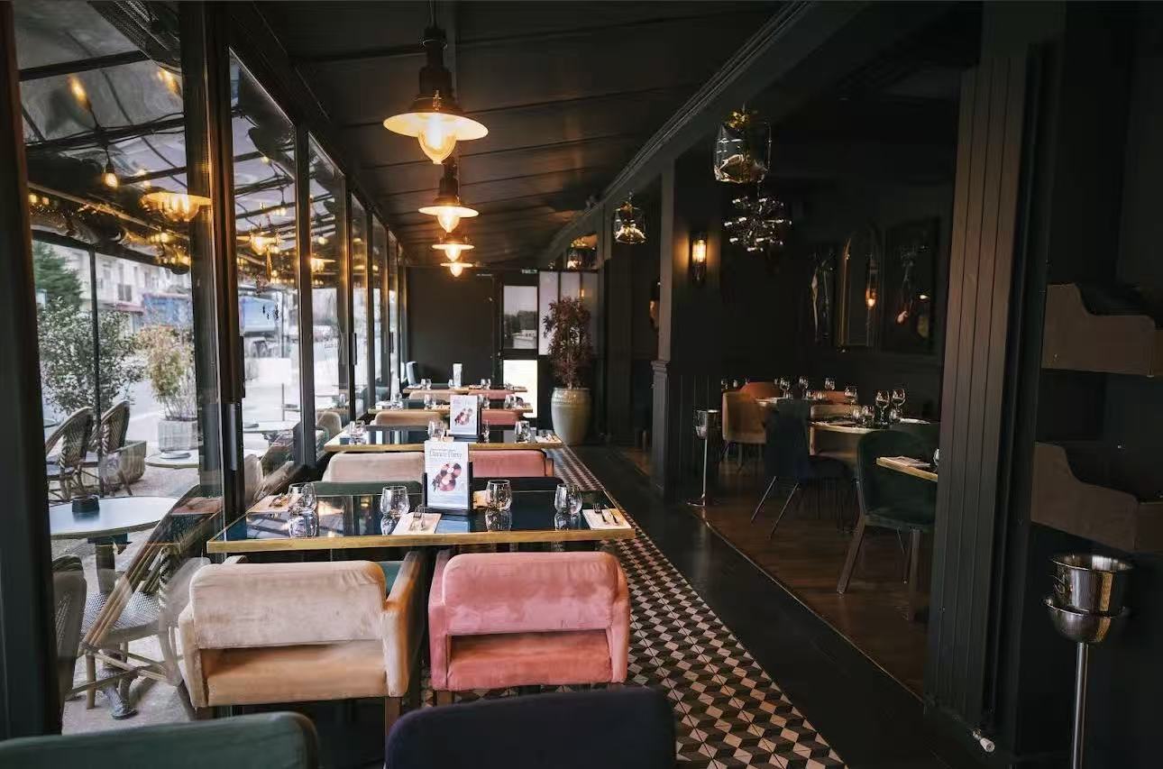 Salle v&eacute;randa du restaurant L'Absolu &agrave; Sainte-Genevi&egrave;ve-des-Bois